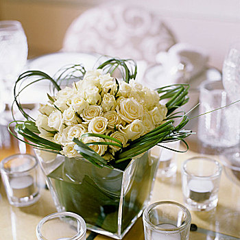 束,白色,玫瑰,装饰,草,玻璃花瓶,围绕,茶烛