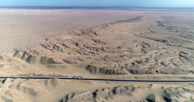 青海格尔木,荒漠戈壁中的公路
