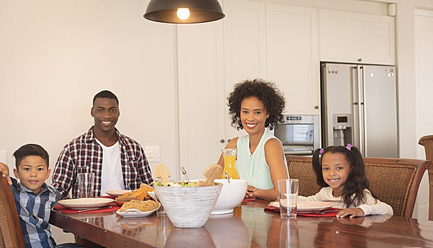 美国黑人,家庭,坐,餐桌,看镜头