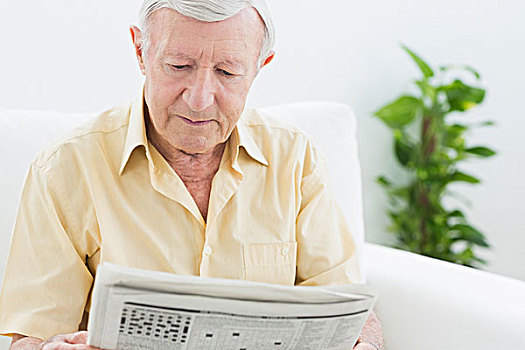 老人,平静,男人,读,报纸,沙发