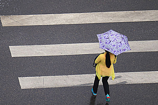 雨中行人