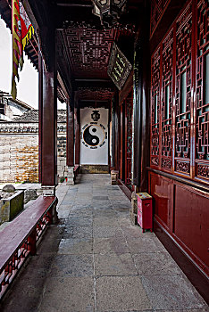 贵州省贵阳青岩古镇万寿宫庭院走廊上的太极八卦图