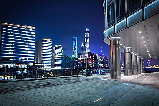 在上海金融贸易区内的城市汽车,道路上的运动模糊,晚上