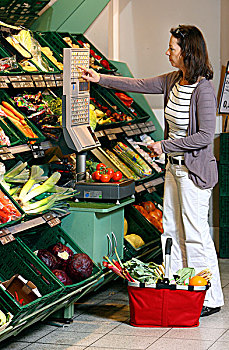 女人,称重,蔬菜,水果,局部,自助,食物杂货,超市,德国,欧洲
