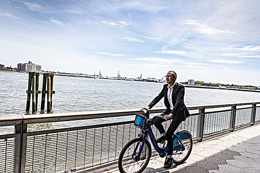 中年,商务人士,骑自行车,城市,河,水岸