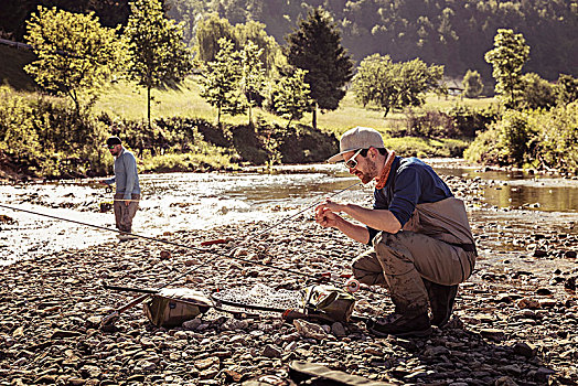 年轻,渔民,蹲,鱼竿,河,斯洛文尼亚