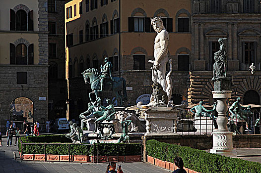 意大利佛罗伦萨西尼奥列广场上的海神喷泉和科西莫一世骑马雕像