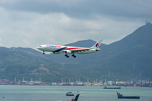 一架马来西亚航空的客机正降落在香港国际机场