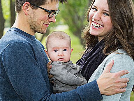 夫妇,婴儿,女儿,公园,埃德蒙顿,艾伯塔省,加拿大