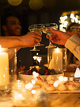 朋友,祝酒,香槟酒杯,上方,桌子,烛光,圣诞晚餐