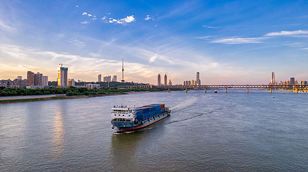 武汉长江大桥与长江航运