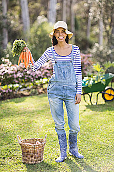漂亮,园丁,女人,拿着,胡萝卜,花园