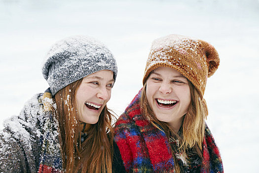 两个,高兴,女青年,雪中