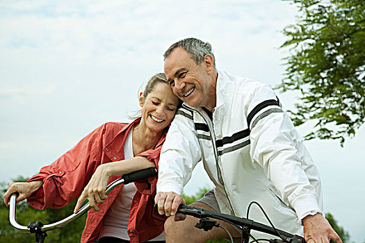 夫妻,骑,自行车,倚靠,相互