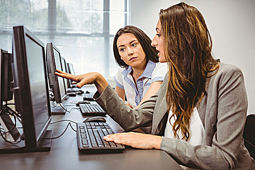 严肃,职业女性,看电脑,显示屏,一起