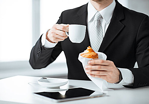 商务人士,平板电脑,咖啡杯,牛角面包