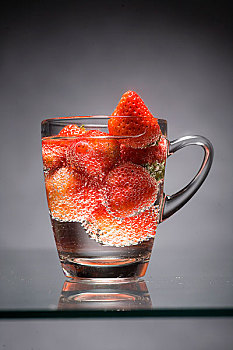 水果玻璃杯草莓