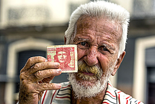 老,古巴,男人,三个,货币,头像,切-格瓦拉,拿着,杯子,贫穷,哈瓦那