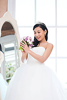 照鏡子的美麗新娘