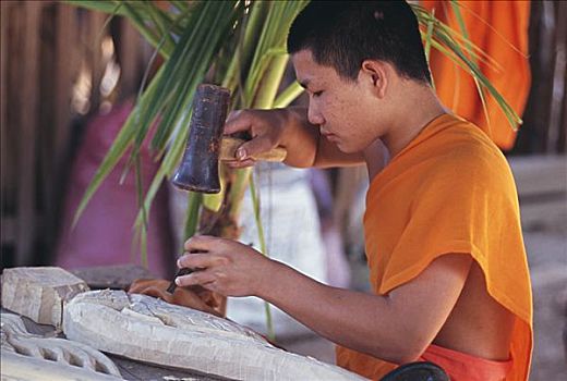 老挝,琅勃拉邦,年轻,僧侣,雕刻,木头,精致