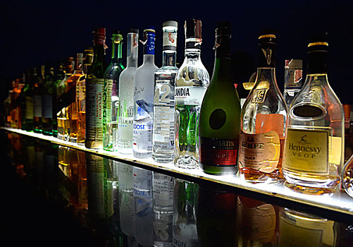 瓶子,多样,酒,排列,反射,玻璃板