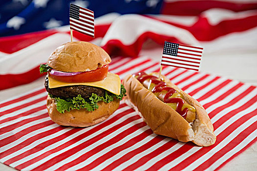 美国国旗,热狗,汉堡包,木桌子,特写