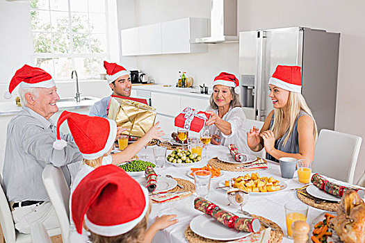 家庭,穿,圣诞帽,圣诞礼物,餐桌