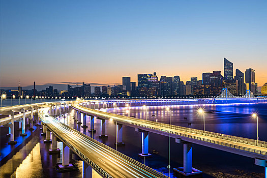 高速公路,城市天际线