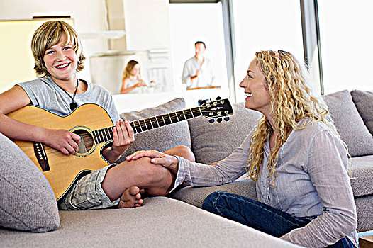 少男,演奏,吉他,母亲,坐,靠近,微笑