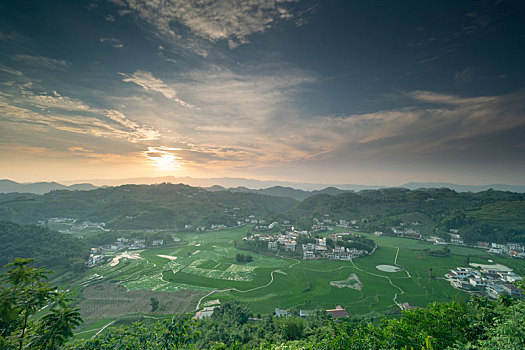 日落晚霞蜿蜒田园民居美丽乡村