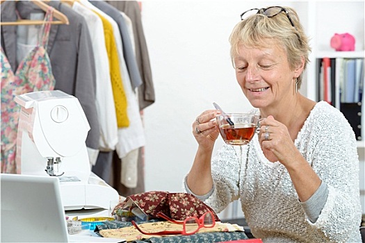 女人,茶杯,缝纫