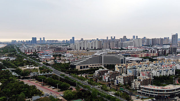 山东省日照市,初夏海滨凉风习习,沙滩洁净海水清澈让人心旷神怡