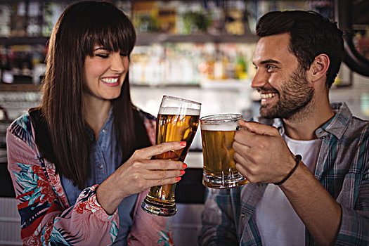 幸福伴侣,祝酒,玻璃杯,啤酒,台案,酒吧