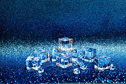 透明的冰块蓝色的背景