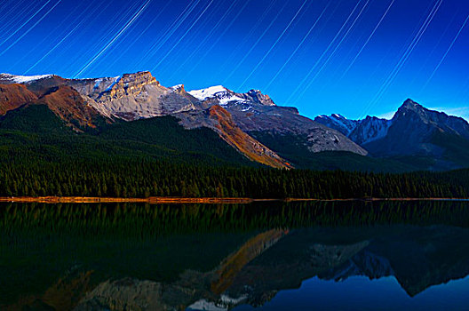 星空,全景,山峦,湖,玛琳湖,碧玉国家公园,艾伯塔省,加拿大