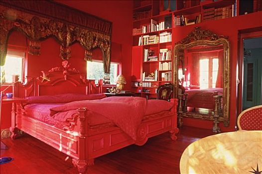 红色,卧室,金色,墙壁,书本,架子,镜子