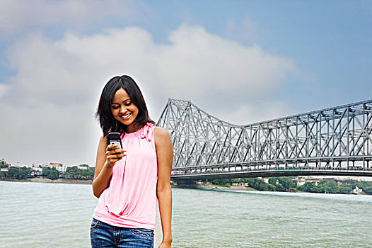 女人,发短信,手机,桥,背景,河,加尔各答,西孟加拉,印度