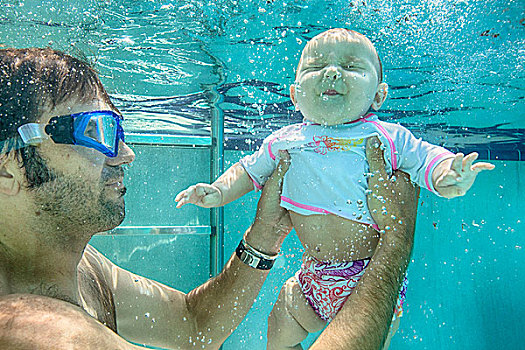 父亲,抱孩子,女儿,水下