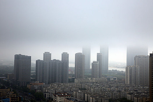 山东省日照市,海边冷暖空气交汇,云雾变化多端环绕百米高楼