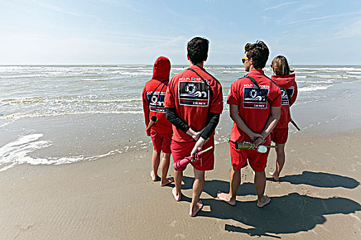 四个,年轻,救生员,看,海洋,海滩,北海,比利时,海岸,西佛兰德省,欧洲