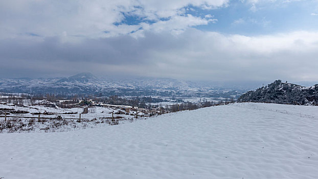 云南昭通大山包冬季雪山蜿蜒田野