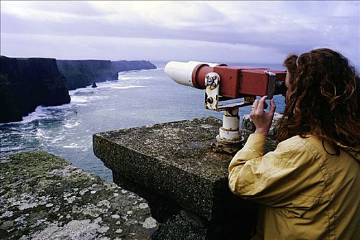 游客,看穿,望远镜,站立,悬崖,莫赫悬崖,看,南,克雷尔县,爱尔兰,欧洲