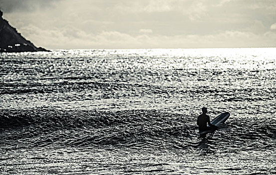 男青年,坐,冲浪板,海洋