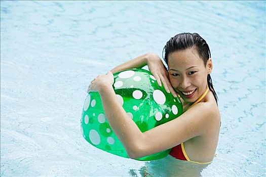 女人,游泳池,搂抱,水皮球,微笑