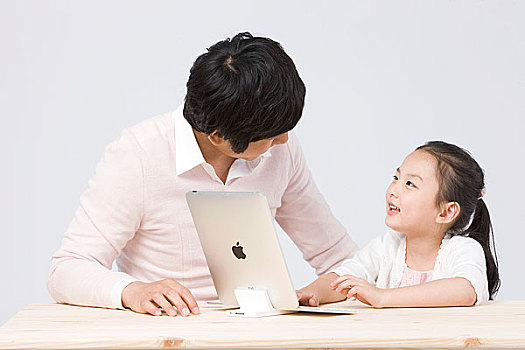父亲,女儿,看,笔记本电脑,书桌