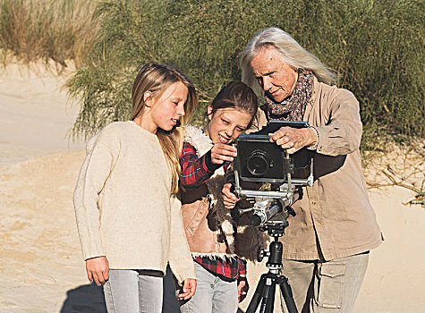 女性,摄影师,两个女孩,图像,摄影,三脚架,海滩,塔里,安达卢西亚,西班牙