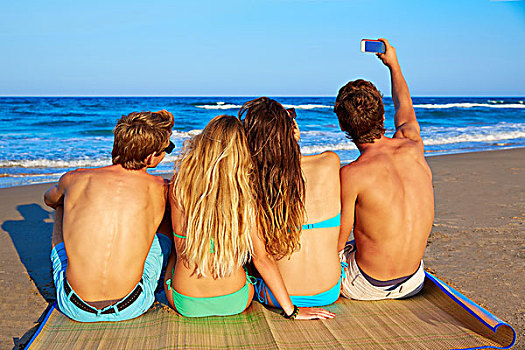 朋友,群体,照片,坐,海滩,沙子,后面,背面视角