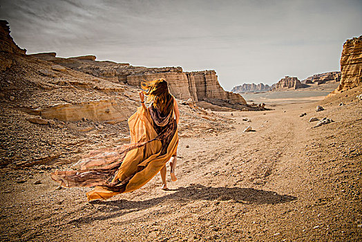 新疆,罗布泊,雅丹地貌,沙漠,沙岩,女人,奔跑