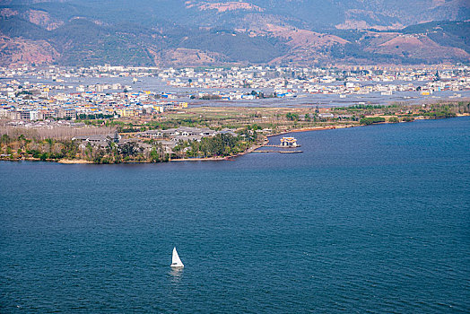 四川省凉山州西昌市泸山风景区上远眺邛海