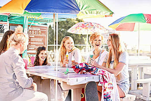 高兴,女人,吃,冰淇淋,晴朗,木板路,野餐桌